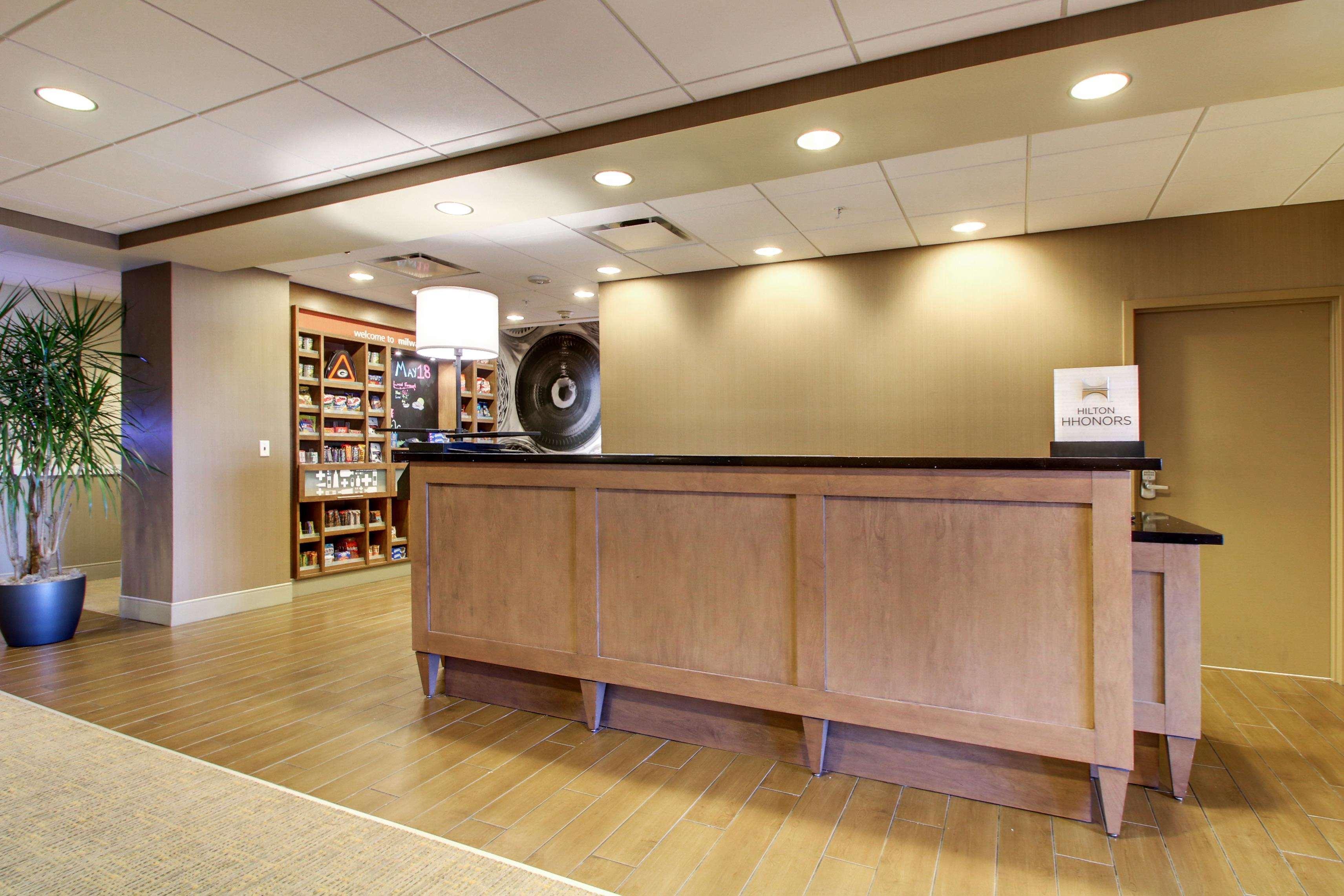 Hampton Inn & Suites Milwaukee West West Allis Bagian luar foto