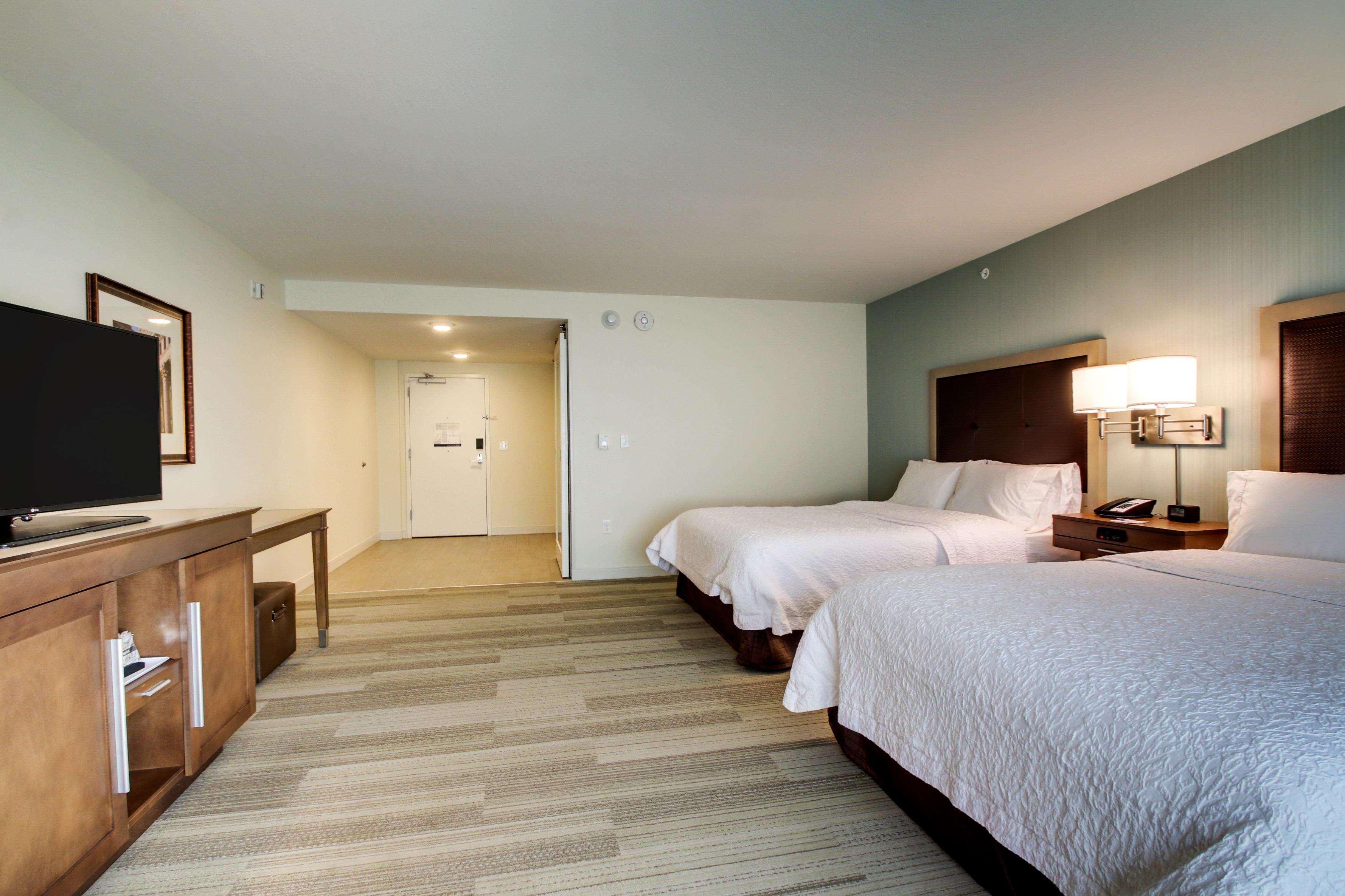 Hampton Inn & Suites Milwaukee West West Allis Bagian luar foto